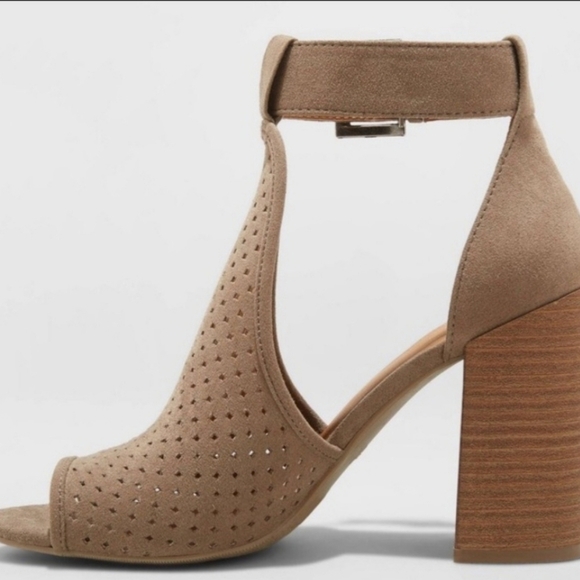 Universal thread goods co tan suede heels - Picture 2 of 7